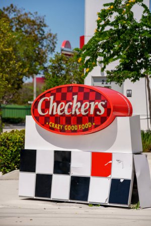 Téléchargez les photos : Little Haiti Miami, FL, USA - Avril 18, 2023 : Checkers fast food street sign in Little Haiti Miami - en image libre de droit