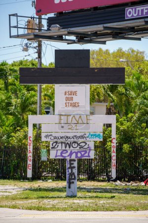 Foto de Little Haiti Miami, FL, Estados Unidos - 18 de abril de 2023: Guarda nuestro cartel de etapas en Little Haiti Miami - Imagen libre de derechos