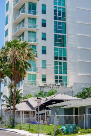 Téléchargez les photos : Maisons unifamiliales détruites à Miami pour faire place à la construction de gratte-ciel - en image libre de droit