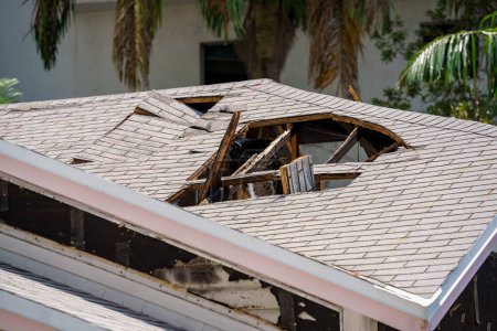Téléchargez les photos : Maison détruite par une tempête majeure - en image libre de droit