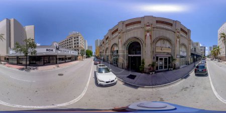 Téléchargez les photos : Brickell, Floride, États-Unis - 23 avril 2023 : 360 magasins de photos équirectangulaires dans les bâtiments historiques du centre-ville de Miami - en image libre de droit