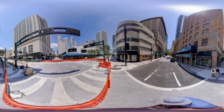 Téléchargez les photos : Brickell, FL, États-Unis - 23 avril 2023 : 360 photo équirectangulaire Miami Flagler Street en cours de rénovation et de modernisation - en image libre de droit