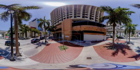 Téléchargez les photos : Brickell, FL, USA - 23 Avril 2023 : 360 photo équirectangulaire Miami vieux bâtiments au centre-ville - en image libre de droit