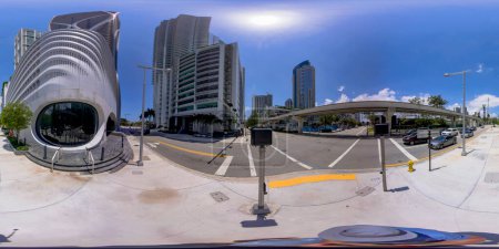 Téléchargez les photos : Brickell, FL, USA - Avril 23, 2023 : 360 photo équirectangulaire Miami One Thousand Museum Miami - en image libre de droit