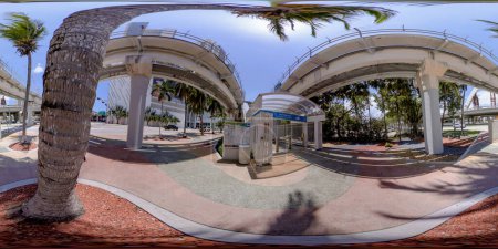 Téléchargez les photos : Brickell, FL, USA - 23 Avril 2023 : 360 photo équirectangulaire Miami Peoplemover metromover metrorail - en image libre de droit