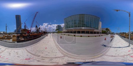 Foto de Brickell, FL, EE.UU. - 23 de abril de 2023: 360 equirectangular foto Miami Firma Puente etapas de desarrollo de la obra - Imagen libre de derechos