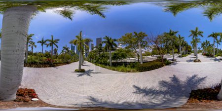 Téléchargez les photos : Brickell, FL, USA - 23 Avril 2023 : 360 photo équirectangulaire Miami Maurice A Ferre Park centre-ville - en image libre de droit