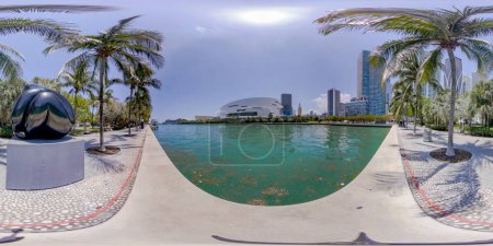 Téléchargez les photos : Brickell, FL - 23 avril 2023 : 360 photo équirectangulaire Miami Museum Park Maurice A Ferre Park - en image libre de droit