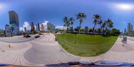 Téléchargez les photos : Brickell, FL, États-Unis - 23 avril 2023 : 360 photo équirectangulaire Panneau Miami Bayside Marketplace sur le boulevard Biscayne - en image libre de droit