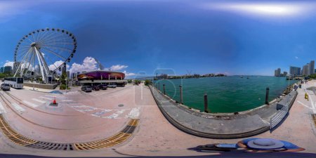 Téléchargez les photos : Brickell, FL, États-Unis - Avril 23, 2023 : 360 photo équirectangulaire Miami Bayside Marketplace - en image libre de droit