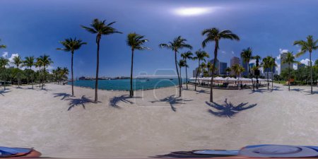 Téléchargez les photos : Brickell, FL, USA - 23 Avril 2023 : 360 photo équirectangulaire Scène de Miami au Bayfront Park - en image libre de droit