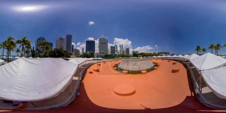Foto de Brickell, FL, Estados Unidos - 23 de abril de 2023: 360 equirectangular foto Miami Bayfront Park fuente - Imagen libre de derechos