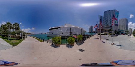 Téléchargez les photos : Brickell, FL, USA - Avril 23, 2023 : 360 photo équirectangulaire Miami Seafair Yacht au Bayfront Park - en image libre de droit
