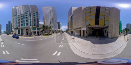 Téléchargez les photos : Brickell, FL, USA - Avril 23, 2023 : 360 photo équirectangulaire Miami Citigroup Center - en image libre de droit