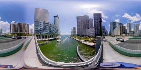Téléchargez les photos : Brickell, FL, USA - 23 Avril 2023 : 360 photo équirectangulaire Miami prise depuis le pont de Brickell - en image libre de droit