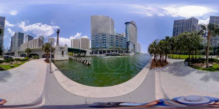 Téléchargez les photos : Brickell, FL, USA - Avril 23, 2023 : 360 photo équirectangulaire Miami Brickell Bridge - en image libre de droit