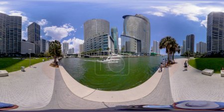 Téléchargez les photos : Brickell, FL, États-Unis - avril 23, 2023 : 360 photo équirectangulaire Miami Bouche de Miami River - en image libre de droit