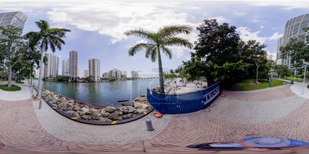 Téléchargez les photos : Brickell, FL, USA - Avril 23, 2023 : 360 photo équirectangulaire Miami Brickell Park - en image libre de droit