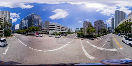 Téléchargez les photos : Brickell, FL, USA - Le 23 avril 2023 : 360 photo équirectangulaire Miami Brickell Bay Drive et SE 8th Street to Brickell Key - en image libre de droit