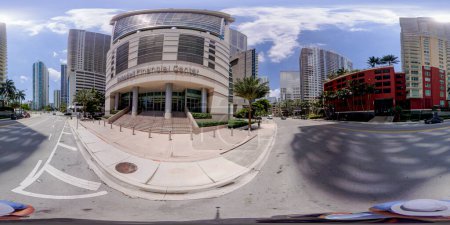 Téléchargez les photos : Brickell, FL, USA - Avril 23, 2023 : 360 photo équirectangulaire Miami Sabadell Financial Center - en image libre de droit