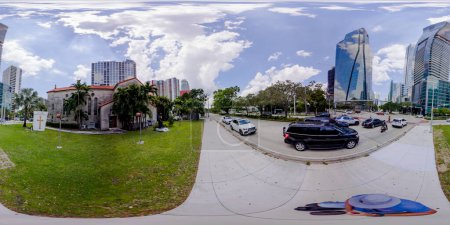 Téléchargez les photos : Brickell, FL, États-Unis - 23 avril 2023 : 360 photo équirectangulaire Miami Brickell St Jude Church - en image libre de droit