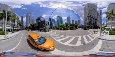 Téléchargez les photos : Brickell, FL, États-Unis - avril 23, 2023 : 360 photo équirectangulaire Miami Yellow Taxi Cab dans la ville - en image libre de droit
