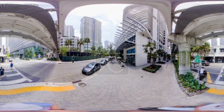 Téléchargez les photos : Brickell, FL, USA - 23 avril 2023 : 360 photo équirectangulaire South Miami Avenue et 11ème rue sous le métrorail - en image libre de droit