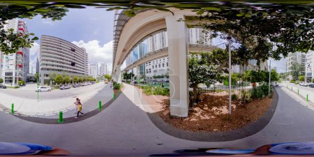 Téléchargez les photos : Brickell, FL, USA - Avril 23, 2023 : 360 photo équirectangulaire Miami Brickell Sentier souterrain et piste de fitness - en image libre de droit