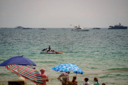 Téléchargez les photos : Fort Lauderdale, Floride, États-Unis - Le 29 avril 2023 : Sauvetage en mer sur la plage de Fort Lauderdale - en image libre de droit