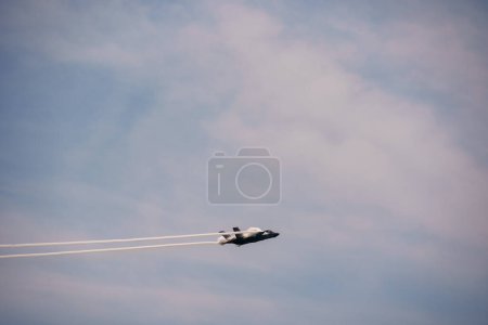 Foto de Fort Lauderdale, FL, Estados Unidos - 29 de abril de 2023: Avión rompiendo la velocidad del sonido creando un cono de vapor - Imagen libre de derechos