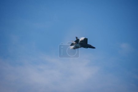 Foto de Fort Lauderdale, FL, Estados Unidos - 29 de abril de 2023: Avión rompiendo la velocidad del sonido creando un cono de vapor - Imagen libre de derechos