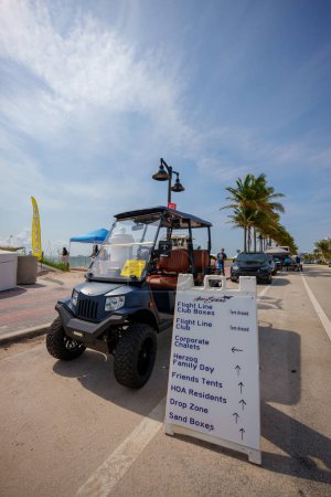 Foto de Fort Lauderdale, FL, Estados Unidos - 29 de abril de 2023: Señal de información en el Fort Lauderdale Air and Sea Show en la playa - Imagen libre de derechos