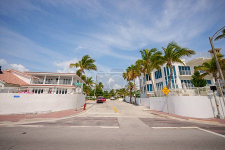 Foto de Fort Lauderdale, FL, Estados Unidos - 29 de abril de 2023: Casas de lujo en Fort Lauderdale Beach A1A - Imagen libre de derechos