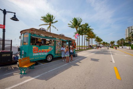 Foto de Fort Lauderdale, FL, Estados Unidos - 29 de abril de 2023: Rollos de pretzel rellenos horneados camión de comida en Fort Lauderdale Beach asegurando el aire y el espectáculo marítimo - Imagen libre de derechos