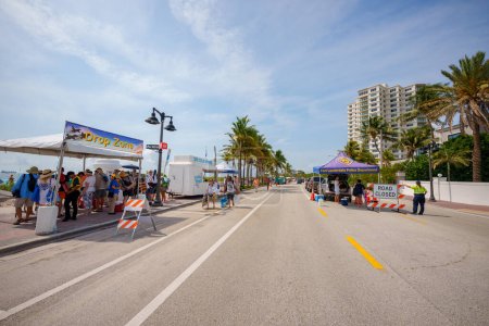 Foto de Fort Lauderdale, FL, Estados Unidos - 29 de abril de 2023: A1A road closed during the Fort Lauderdale Air and Sea Show - Imagen libre de derechos