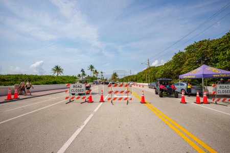 Foto de Fort Lauderdale, FL, Estados Unidos - 29 de abril de 2023: A1A road closed during the Fort Lauderdale Air and Sea Show - Imagen libre de derechos