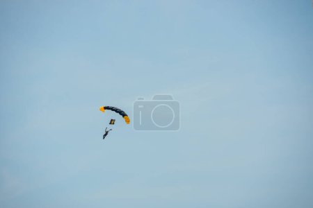 Téléchargez les photos : Fort Lauderdale, Floride, États-Unis - Le 29 avril 2023 : Un militaire parachute au Fort Lauderdale Air and Sea Show - en image libre de droit