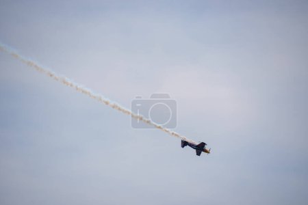 Téléchargez les photos : Fort Lauderdale, Floride, États-Unis - 29 avril 2023 : Avion stunt Red Bull effectuant un roulis lors du Fort Lauderdale Air and Sea Show - en image libre de droit