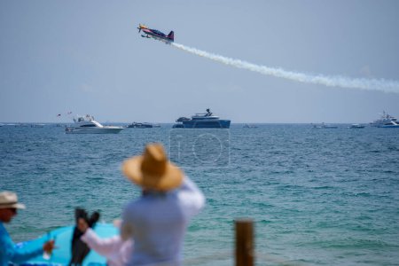 Téléchargez les photos : Fort Lauderdale, Floride, États-Unis - 29 avril 2023 : Avion stunt Red Bull effectuant un roulis lors du Fort Lauderdale Air and Sea Show - en image libre de droit