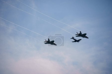 Foto de Fort Lauderdale, FL, Estados Unidos - 29 de abril de 2023: Avión de combate en el Fort Lauderdale Air and Sea Show - Imagen libre de derechos