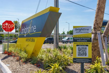 Téléchargez les photos : Aventura, FL, USA - 2 mai 2023 : Photo de la nouvelle plate-forme de gare à grande vitesse Brightline d'Aventuras - en image libre de droit