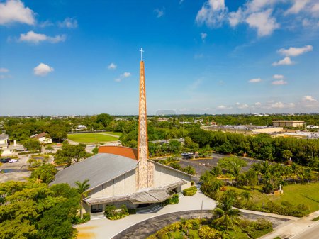 Téléchargez les photos : Wilton Manors, Floride, États-Unis - 3 mai 2023 : Photo aérienne St Clements Catholic Church Wilton Manors FL - en image libre de droit
