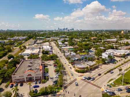 Téléchargez les photos : Wilton Manors, Floride, États-Unis - 3 mai 2023 : Photo aérienne Wilton Drive - en image libre de droit
