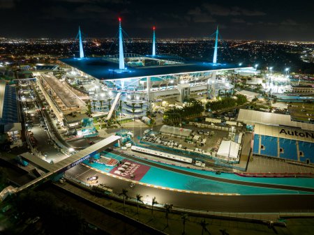 Téléchargez les photos : Miami, FL, USA - 7 Mai 2023 : Photo de nuit Grand Prix de F1 de Formule 1 Miami Hard Rock Stadium - en image libre de droit