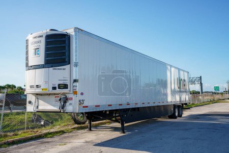 Téléchargez les photos : Hollywood, FL, USA - 9 mai 2023 : Photo d'un camion frigorifique frigorifique remorque thermo king - en image libre de droit