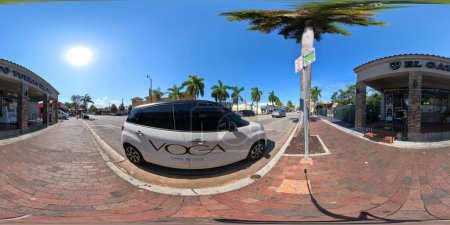 Téléchargez les photos : Miami, FL, États-Unis - 9 mai 2023 : 360 photo équirectangulaire Calle Ocho connue sous le nom de Little Havana pour ses galeries d'art et restaurants cubains - en image libre de droit