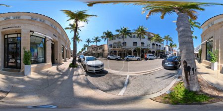 Téléchargez les photos : Palm Beach, FL, USA - Mai 11, 2023 : 360 VR équirectangulaire photo de vignes sur Worth Avenue - en image libre de droit