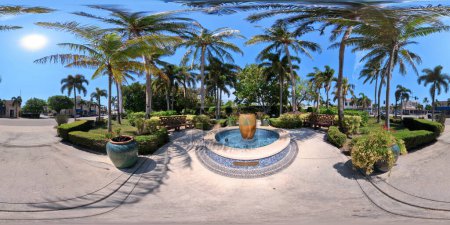 Foto de Palm Beach, FL, Estados Unidos - 11 de mayo de 2023: 360 VR equirectangular photo of fountain at The Garden Club of Palm Beach - Imagen libre de derechos