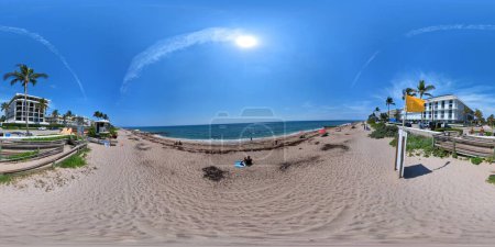 Téléchargez les photos : Palm Beach, Floride, États-Unis - 11 mai 2023 : 360 VR photo équirectangulaire de l'océan et du sable de Palm Beach près du maître nageur - en image libre de droit