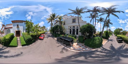 Foto de Palm Beach, FL, Estados Unidos - 11 de mayo de 2023: 360 VR equirectangular photo of Luxury mansions in Palm Beach - Imagen libre de derechos